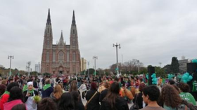 Fotografía festival Verde que te quiero verde en Plaza Moreno 2012. En la imagen puede verse la Catedral de fondo y un centenar de personas.