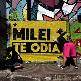 Intervención callejera milei te odia