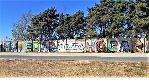 La agrupación de mujeres muralistas argentinas “AMMURA” sede Rosario convocó a la comunidad a pintar colectivamente un mural frente al río.