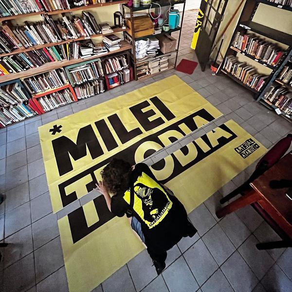 Previa a la pegatineada milei te odia