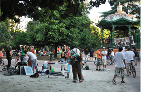 Fotografía de la manifestación por el 1 de diciembre en Plaza San Martín. También se realizó una actividad en el centro cultural C est la Vie