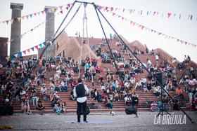 En las Escalinatas del Parque España, la Multisectorial por los humedales, junto a organizaciones ambientalistas y artistas callejeros, llevaron a cabo un Festival por los humedales