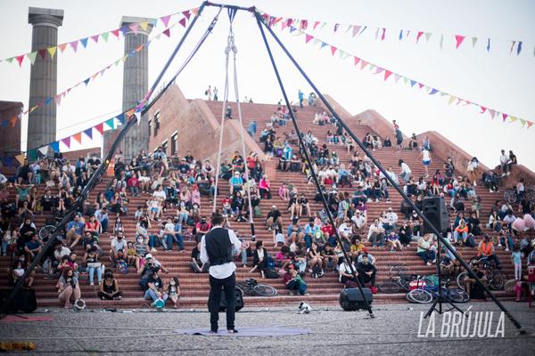 En las Escalinatas del Parque España, la Multisectorial por los humedales, junto a organizaciones ambientalistas y artistas callejeros, llevaron a cabo un Festival por los humedales
