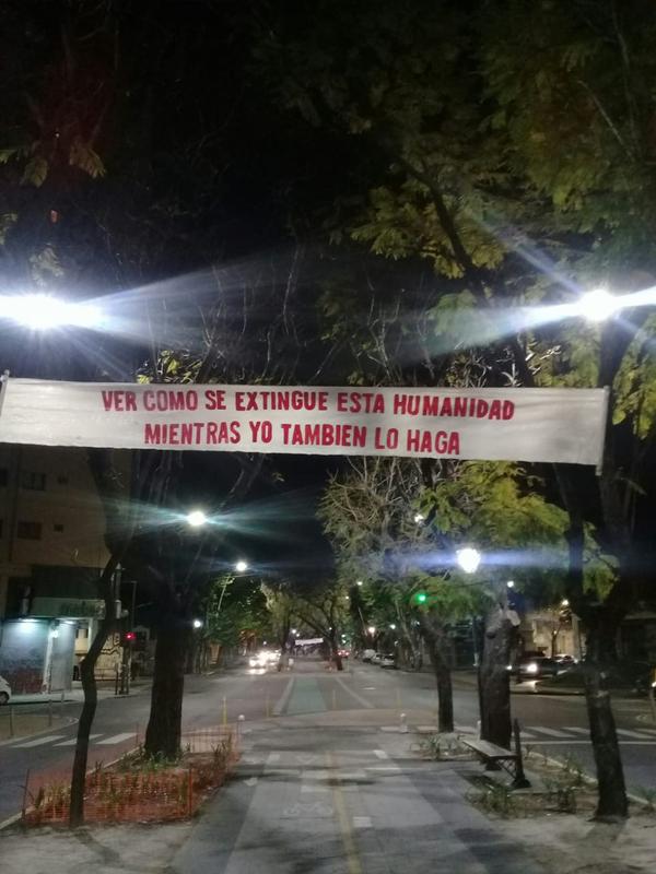 Pasacalle "ver cómo se extingue esta humanidad mientras yo también lo haga"