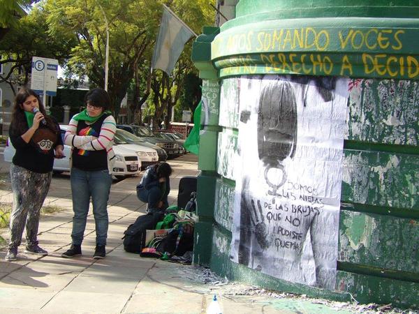 Activistas hablando en el mural por Belén