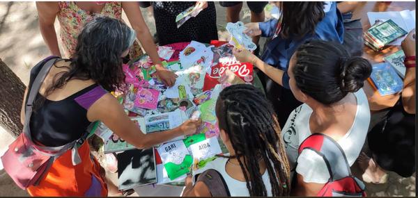 Dibujos en intervenciones de Awka impresos hechos sticker y cuadernos
