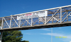 Fotografía de uno de los pasacalles con el texto "Barreda asesino de mujeres. Los jueces te liberan. La sociedad te condena"