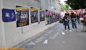 Fotografía de la manifestación por el 25 de noviembre. Pueden verse intervenciones pintadas en la vereda de 7 y 50 y carteles colgados sobre las paredes de esa esquina.