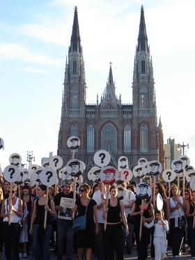 Inicio de la intervención del Colectivo Siempre, marchando desde el centro de Plaza Moreno hacia la Municipalidad, antes de que pasara la marcha por los 6 meses de la Segunda desaparición de J.J.López
