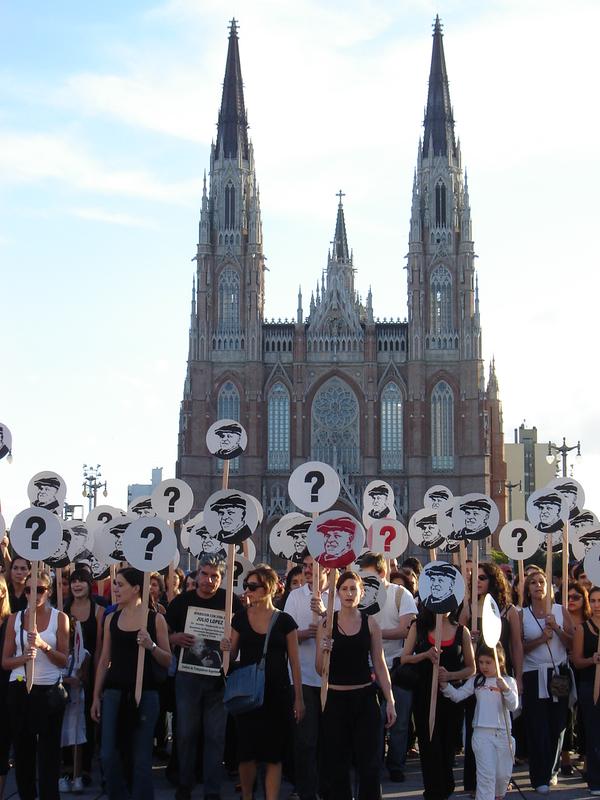 Inicio de la intervención del Colectivo Siempre, marchando desde el centro de Plaza Moreno hacia la Municipalidad, antes de que pasara la marcha por los 6 meses de la Segunda desaparición de J.J.López
