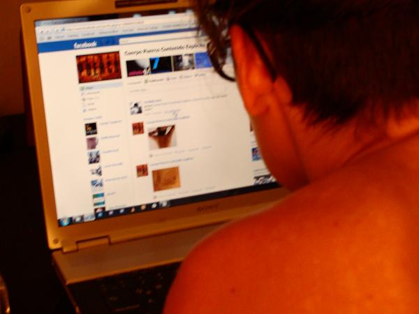 Una activista de ENDO comparte al tiempo que se sacan, las fotografías de torsos desnudos en la página facebook del proyecto.