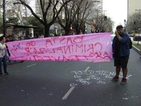Fotografía de la manifestación por la persecución en la zona roja. En la imagen puede verse la bandera "basta de criminalizar a las travestis" y "resistencia trava y trans"