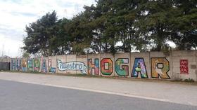 La agrupación de mujeres muralistas argentinas “AMMURA” sede Rosario convocó a la comunidad a pintar colectivamente un mural frente al río.