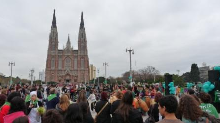 Fotografía festival Verde que te quiero verde en Plaza Moreno 2012. En la imagen puede verse la Catedral de fondo y un centenar de personas.