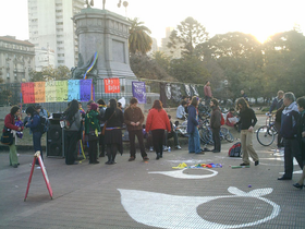 Fotografía publicada en el portal Indymedia. Lugar: monumento central de la Plaza San Martín. 28 de junio de 2007