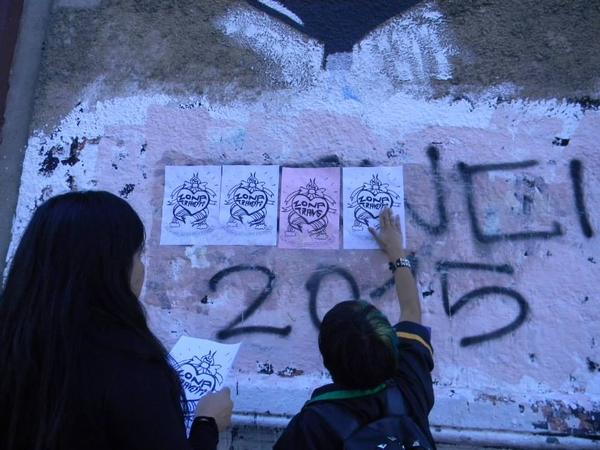 Fotografía de la intervención "zona travesti" y "no somos solo un sorete en tu vereda"