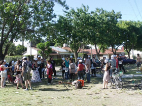 Fotografía de la concentración previa a la marcha hacia el domicilio del hombre acusado de abuso sexual de niñes.