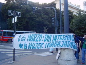 Bandera de arrastre colgada en la esquina de 7 y 50 con la leyenda "8 de marzo: día internacional de la mujer trabajadora"