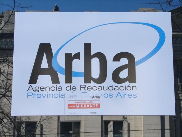 Falsas obleas de ARBA pegadas sobre las ventanas del organismo en el marco del reclamo de justicia por el femicidio de Sandra Ayala Gamboa