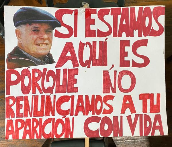 Pancarta conservada en el archivo de la AEDD (CABA) perteneciente a los materiales donados por AEED La Plata