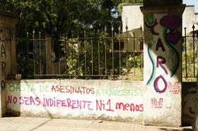 Fotografía de pintadas callejeras en la manifestación en repudio al travesticidio de La Moma. "Basta de asesinatos a travesti! No seas indiferente. Ni Una Menos"