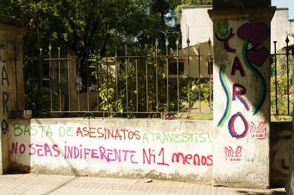 Fotografía de pintadas callejeras en la manifestación en repudio al travesticidio de La Moma. "Basta de asesinatos a travesti! No seas indiferente. Ni Una Menos"
