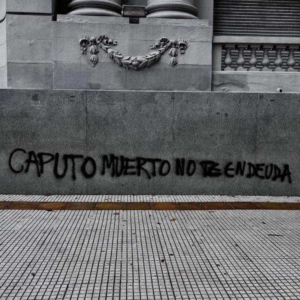 caputo muerto no te endeuda grafitti