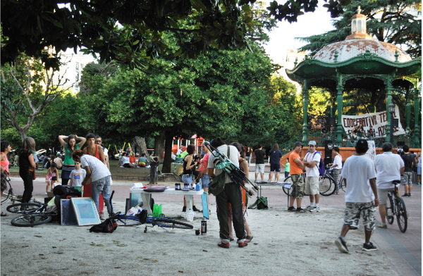 Fotografía de la manifestación por el 1 de diciembre en Plaza San Martín. También se realizó una actividad en el centro cultural C est la Vie