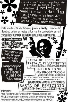 Volante de manifestación por Sandra Ayala Gamboa. Impreso en blanco y negro con el siguiente texto "a cuatro años de lucha, seguimos de pie y con la misma fuerza. Exigimos justicia por Sandra y por todas las mujeres víctimas de femicidio, el negocio de la trata y la prostitución".
