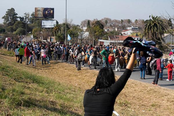 Caravana hacia el Puente Rosario-Victoria contra la quema de Humedales en las Islas