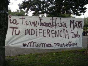Fotografía de bandera colgada en Plaza San Martín con la frase: La trans travesti fobia mata. Tu indiferencia también. Moma presente"