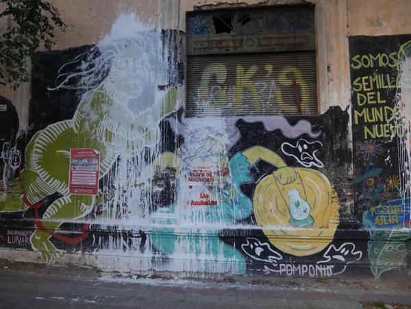 parte del mural colectivo, personajaes, tachados con pintura blanca + estenciles y afiches pegados