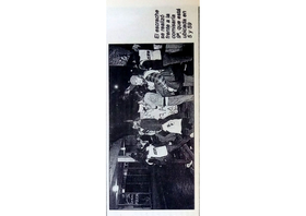 Fotografía de la puerta y calle de la comisaría n°9 de La Plata. Banderines y pecheras de la CTA