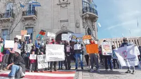 Protesta en la puerta del Consejo Municipal por quema de las islas y reclamo medidas de urgencia