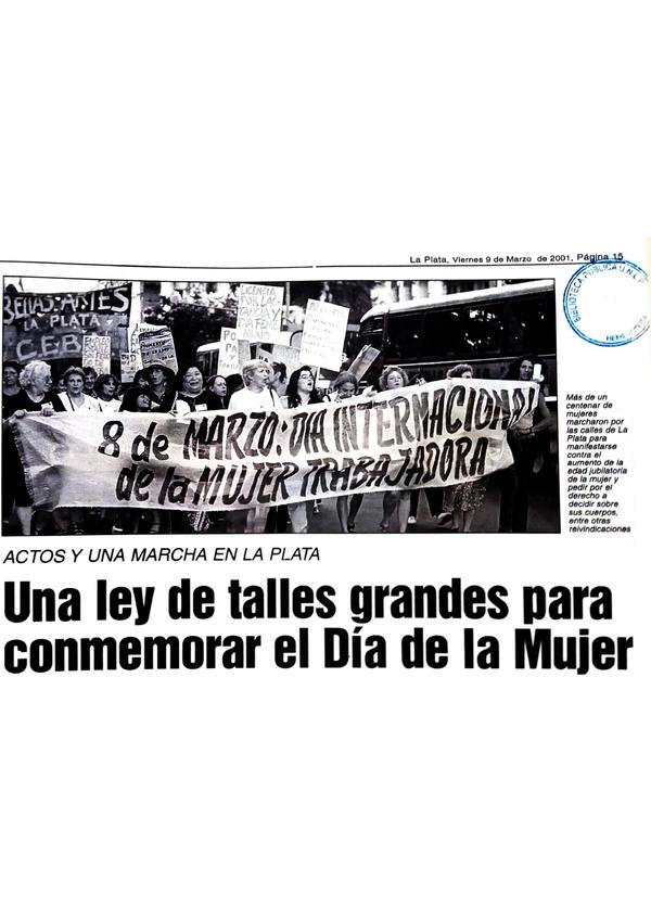 Fotografía de la cabecera de la manifestación del 08/03/2001. Bandera de arrastre con la consigan "8 de Marzo. Día Internacional de la Mujer Trabajadora". De fondo, banderas de organizaciones y carteles con consignas alusivas a la fecha.