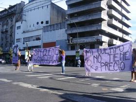 Fotografía de intervención en el marco del 8 de marzo de 2013. Pueden verse banderas con las consignas "sin clientes no hay prostitución" y "mi cuerpo no tiene precio". También una gigantografía del rostro de Marita Verón, con la frase "dónde está Marita Verón"