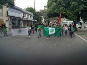 Fotografía de la cabecera de la manifestación por el hostigamiento, persecusión y amenazas en la zona roja de la ciudad. En la imagen puede verse encabezando la movilización dos banderas de OTRANS.