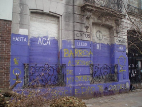 Pintada en la fachada de la Casa Barreda. De fondo, violeta con letras amarillas y negras las frases: "Hasta acá llegó mi (...). Barreda asesino de mujeres. La sociedad te condena"